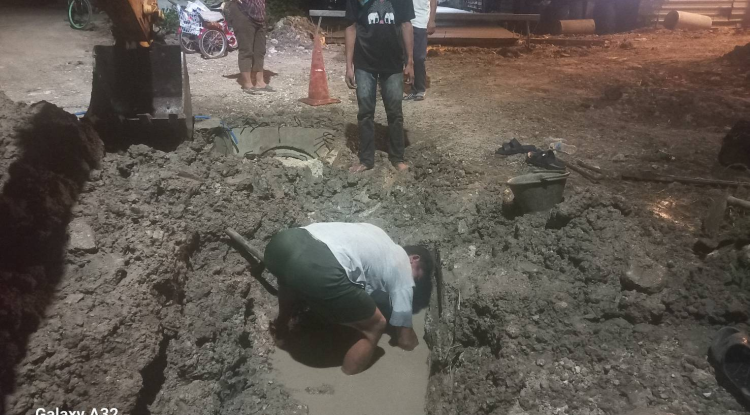 วันที่ 20 พฤศจิกายน 2567 ได้รับแจ้งเหตุจากประชาชน เหตุท่อประปาแตก บริเวณชุมชนโนนพิมาน นายชัยรัตน์ กิตติหิรัญวัฒน์  นายกเทศมนตรีตำบลตลาดแค ได้สั่งการให้เจ้าหน้าที่เทศบาลตำบลตลาดแค ลงพื้นที่ดำเนินการซ่อมแซมโดยด่วน เพื่อบรรเทาความเดือดร้อนให้กับประชาชนผู้ใช้น้ำในเขตเทศบาลตำบลตลาดแค