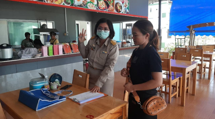 วันที่ 27 พฤศจิกายน 2567 นายชัยรัตน์ กิตติหิรัญวัฒน์ นายกเทศมนตรีตำบลตลาดแค มอบหมายให้เจ้าหน้าที่เทศบาลตำบลตลาดแค ลงพื้นที่ดำเนินการออกตรวจสอบและต่อใบอนุญาตสถานประกอบกิจการที่เป็นอันตรายต่อสุขภาพและหนังสือรับรองการแจ้งจัดตั้งสถานที่สะสมอาหารหรือสถานที่จำหน่ายอาหาร  ในเขตเทศบาลตำบลตลาดแค ตำบลธารปราสาท อำเภอโนนสูง จังหวัดนครราชสีมา