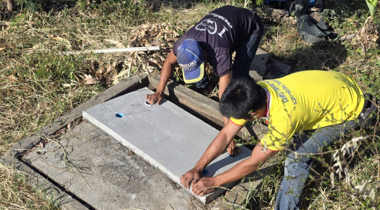 วันที่ 16 ธันวาคม 2567  นายชัยรัตน์ กิตติหิรัญวัฒน์ นายกเทศมนตรีตำบลตลาดแค มอบหมายให้เจ้าหน้าที่เทศบาลตำบลตลาดแค ลงพื้นที่ดำเนินการ เปลี่ยนฝาท่อระบายน้ำที่ชำรุด บริเวณชุมชนสำโรงตะวันตก อำเภอโนนสูง จังหวัดนครราชสีมา