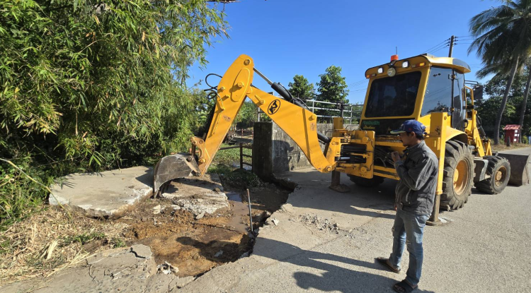 วันที่ 17 ธันวาคม  2567 นายชัยรัตน์ กิตติหิรัญวัฒน์ นายกเทศมนตรีตำบลตลาดแค มอบหมายให้เจ้าหน้าที่เทศบาลตำบลตลาดแค  ดำเนินการขุดถนน เพื่อซ่อมท่อประปา ถนนเทศบาล ซอย 6 (บริเวณฝายปิดเปิดน้ำ) ชุมชนตลาดแคตะวันออกฝั่งใต้ หมู่ที่ 15 อำเภอโนนสุง จังหวัดนครราชสีมา