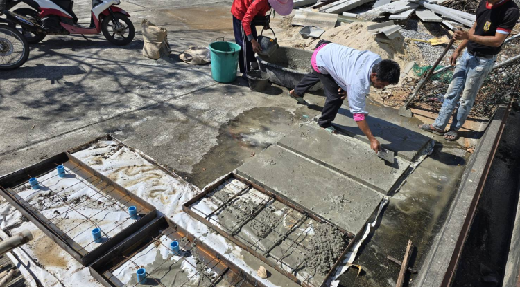 วันที่ 24 ธันวาคม 2567 นายชัยรัตน์ กิตติหิรัญวัฒน์ นายกเทศมนตรีตำบลตลาดแค มอบหมายให้เจ้าหน้าที่เทศบาลตำบลตลาดแค ดำเนินการทำฝาท่อระบายน้ำ เพื่อนำไปเปลี่ยนตามจุดที่ชำรุด  ภายในเขตเทศบาลตำบลตลาดแค ตำบลธารปราสาท อำเภอโนนสูง จังหวัดนครราชสีมา