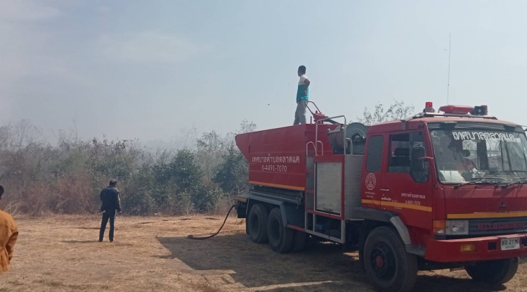 วันที่ 12 มกราคม  2568  เวลา 11.30 น. เทศบาลตำบลตลาดแค ได้รับการแจ้งประสานงานแจ้งเหตุไฟไหม้หญ้า บริเวณจุดจอดรถ บริษัทเกลือพิมาย นายชัยรัตน์ กิตติหิรัญวัฒน์  นายกเทศมนตรีตำบลตลาดแค ได้สั่งการให้เจ้าหน้าที่งานป้องกันและบรรเทาสาธารณภัย  นำรถน้ำออกระงับเหตุเพลิงไหม้ที่เกิดเหตุดังกล่าว   สามารถควบคุมเพลิงไว้ได้