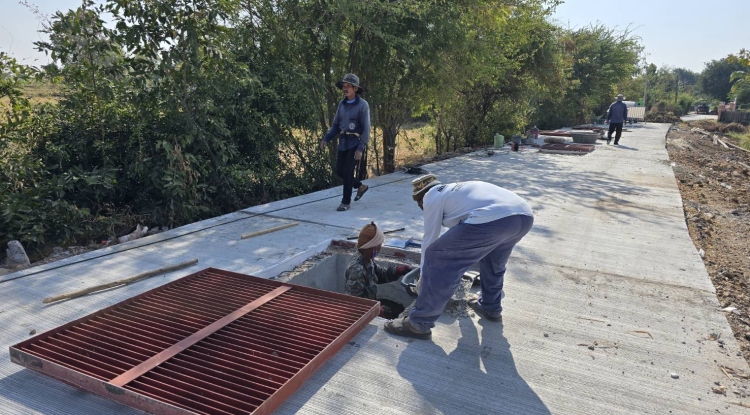 วันที่ 19 มกราคม 2568 นายชัยรัตน์ กิตติหิรัญวัฒน์ นายกเทศมนตรีตำบลตลาดแค มอบหมายให้เจ้าหน้าที่เทศบาลตำบลตลาดแค  ลงพื้นที่ควบคุมการดำเนินงานโครงการปรับปรุงถนนและก่อสร้างรางรระบายน้ำ ถนนเทศบาลซอย 8 (สามแยกถนนเทศบาลซอย 8 ถึงบ้านนางเตี้ย ประจง)