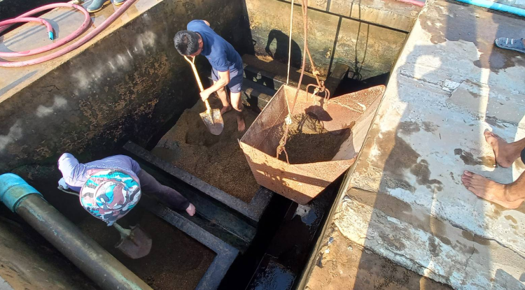 วันที่ 29 มกราคม 2568 นายชัยรัตน์ กิตติหิรัญวัฒน์ นายกเทศมนตรีตำบลตลาดแค มอบหมายให้เจ้าหน้าที่เทศบาลตำบลตลาดแคดำเนินการเปลี่ยนถ่ายกรวด หิน ทราย สำหรับกรองน้ำประปา เพื่อให้น้ำประปาใสสะอาด ปราศจากเชื้อโรค