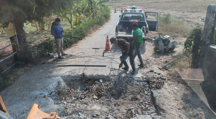 วันที่ 5 กุมภาพันธ์  2568 นายชัยรัตน์ กิตติหิรัญวัฒน์ นายกเทศมนตรีตำบลตลาดแค มอบหมายให้เจ้าหน้าที่เทศบาลตำบลตลาดแค  ดำเนินทำการซ่อมแซมถนนที่ชำรุด บริเวณชุมชนตลาดแคตะวันออกฝั่งใต้ หมู่ที่ 15 อำเภอโนนสุง จังหวัดนครราชสีมา