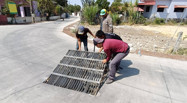 วันที่ 21 กุมภาพันธ์ 2568  นายชัยรัตน์ กิตติหิรัญวัฒน์ นายกเทศมนตรีตำบลตลาดแค มอบหมายให้เจ้าหน้าที่เทศบาลตำบลตลาดแค ลงพื้นที่ดำเนินการ เปลี่ยนตะแกรงฝาท่อระบายน้ำที่ชำรุด บริเวณชุมชนโนนพิมาน