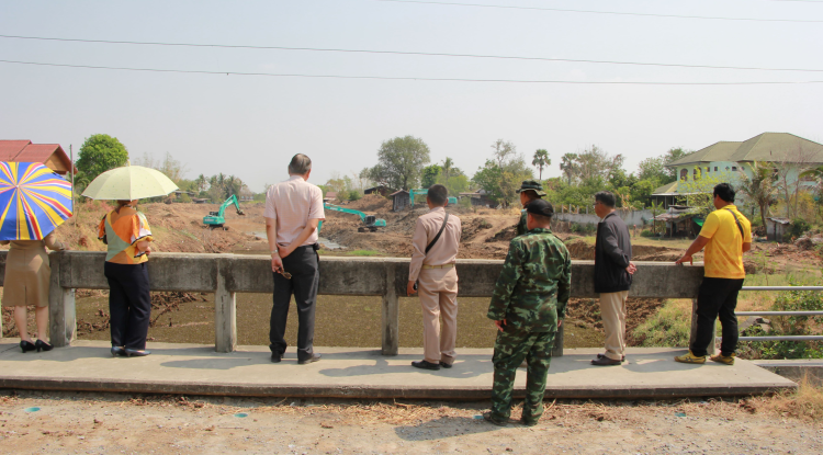 วันที่ 3 มีนาคม 2568 นายชัยรัตน์ กิตติหิรัญวัฒน์ นายกเทศมนตรีตำบลตลาดแค พร้อมด้วยนางวรรณา นานอก รองนายกเทศมนตรีตำบลตลาดแค  และเจ้าหน้าที่เทศบาลตำบลตลาดแค ลงพื้นที่สังเกตุการณ์การดำเนินโครงการขุดลอกแหล่งน้ำลำปราสาท  ตำบลธารปราสาท อำเภอโนนสูง จังหวัดนครราชสีมา โดยกองพันทหารช่างที่ 202 กรมทหารช่างที่ 2