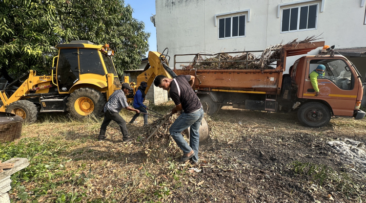 วันที่ 5 มีนาคม 2568 นายชัยรัตน์ กิตติหิรัญวัฒน์ นายกเทศมนตรีตำบลตลาดแค มอบหมายให้เจ้าหน้าที่เทศบาลตำบลตลาดแค ดำเนินการปรับปรุงภูมิทัศน์ บริเวณชุมชนโนนหนามแดง ตำบลธารปราสาท อำเภอโนนสูง จังหวัดนครราชสีมา