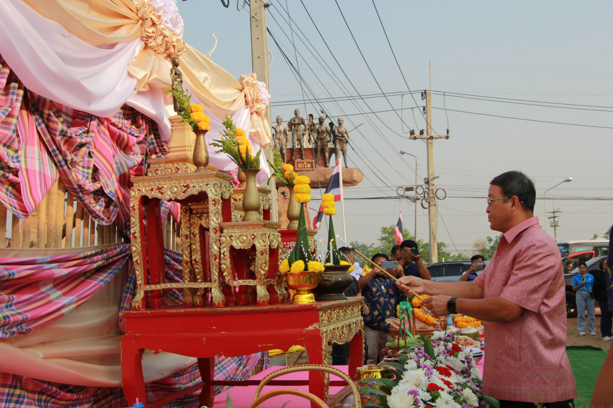 วันที่ 23 มีนาคม 2568 เทศบาลตำบลตลาดแค นำโดยนายชัยรัตน์ กิตติหิรัญวัฒน์ นายกเทศมนตรีตำบลตลาดแค มอบหมายให้นางสาวบรรจง เพ็ชรพิมาย รองนายกเทศมนตรีตำบลตลาดแค พร้อมด้วยนางวรรณา นานอก รองนายกเทศมนตรีตำบลตลาดแค คณะผู้บริหาร สมาชิกสภาเทศบาล เจ้าหน้าที่เทศบาลตำบลตลาดแค ตัวแทนภาคประชาชน ร่วมงานวิ่งคบไฟ 4 มุมเมืองของอำเภอโนนสูง ฉลองวันแห่งชัยชนะท่านท้าวสุรนารี ประจำปี 2568