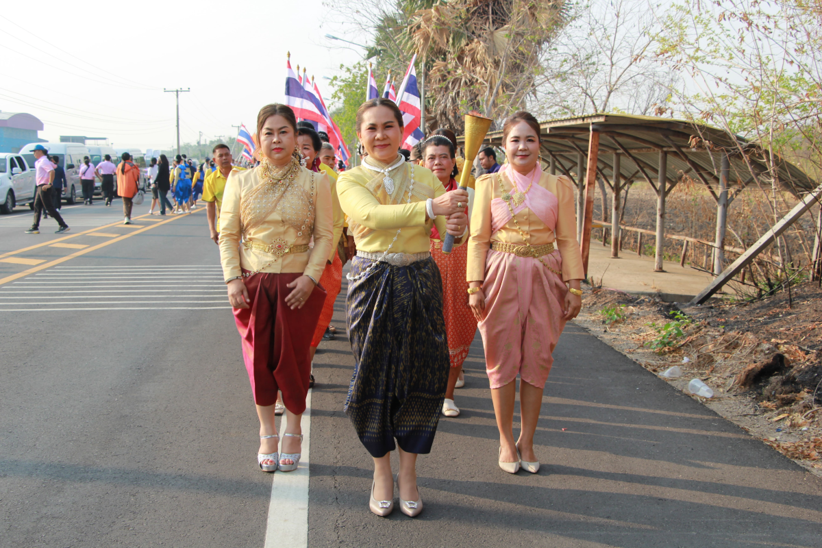 วันที่ 23 มีนาคม 2568 เทศบาลตำบลตลาดแค นำโดยนายชัยรัตน์ กิตติหิรัญวัฒน์ นายกเทศมนตรีตำบลตลาดแค มอบหมายให้นางสาวบรรจง เพ็ชรพิมาย รองนายกเทศมนตรีตำบลตลาดแค พร้อมด้วยนางวรรณา นานอก รองนายกเทศมนตรีตำบลตลาดแค คณะผู้บริหาร สมาชิกสภาเทศบาล เจ้าหน้าที่เทศบาลตำบลตลาดแค ตัวแทนภาคประชาชน ร่วมงานวิ่งคบไฟ 4 มุมเมืองของอำเภอโนนสูง ฉลองวันแห่งชัยชนะท่านท้าวสุรนารี ประจำปี 2568
