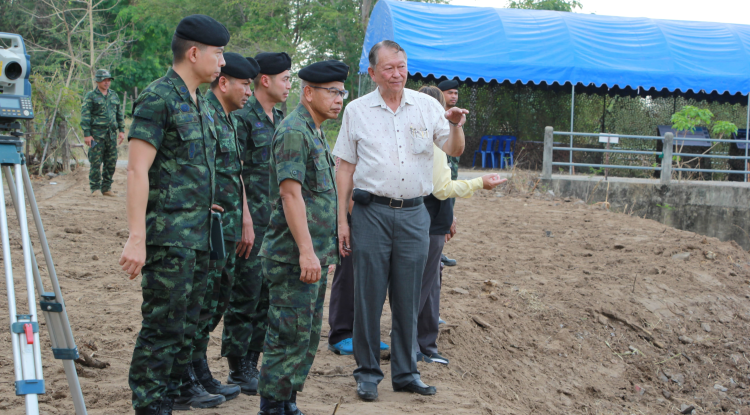 วันที่ 11 มีนาคม 2568 นายชัยรัตน์ กิตติหิรัญวัฒน์ นายกเทศมนตรีตำบลตลาดแค พร้อมด้วยคณะผู้บริหาร  ผู้นำชุมชน ตัวแทนประชาชน และเจ้าหน้าที่เทศบาลตำบลตลาดแค ร่วมต้อนรับ พล.ต.พิจิตร บุญญสุวรรณ รอง จก.กช.(1) และคณะ ลงพื้นที่ตรวจมาตรฐานการปฏิบัติงานการดำเนินโครงการขุดลอกแหล่งน้ำลำปราสาท  ตำบลธารปราสาท อำเภอโนนสูง จังหวัดนครราชสีมา โดยกองพันทหารช่างที่ 202 กรมทหารช่างที่ 2 จังหวัดนครราชสีมา บริเวณลำธารปราสาท