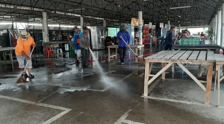 วันที่ 21 มีนาคม 2568 นายชัยรัตน์ กิตติหิรัญวัฒน์ นายกเทศมนตรีตำบลตลาดแค มอบหมายให้เจ้าหน้าที่เทศบาลตำบลตลาดแค ดำเนินการล้างทำความสะอาดตลาดและร้านค้าหน้าเทศบาลตำบลตลาดแค ตำบลธารปราสาท อำเภอโนนสูง จังหวัดนครราชสีมา