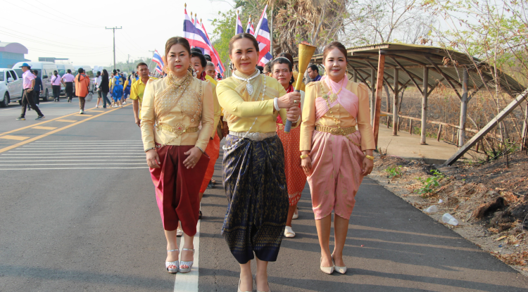 วันที่ 23 มีนาคม 2568 เทศบาลตำบลตลาดแค นำโดยนายชัยรัตน์ กิตติหิรัญวัฒน์ นายกเทศมนตรีตำบลตลาดแค มอบหมายให้นางสาวบรรจง เพ็ชรพิมาย รองนายกเทศมนตรีตำบลตลาดแค พร้อมด้วยนางวรรณา นานอก รองนายกเทศมนตรีตำบลตลาดแค คณะผู้บริหาร สมาชิกสภาเทศบาล เจ้าหน้าที่เทศบาลตำบลตลาดแค ตัวแทนภาคประชาชน ร่วมงานวิ่งคบไฟ 4 มุมเมืองของอำเภอโนนสูง ฉลองวันแห่งชัยชนะท่านท้าวสุรนารี ประจำปี 2568