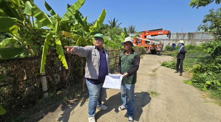 วันที่ 25 เมษายน 2568 นางสาวพัทธ์ธีรา ศิริทรัพย์ รองปลัดเทศบาล รักษาราชการแทน ปลัดเทศบาล ปฏิบัติหน้าที่ นายกเทศมนตรีตำบลตลาดแค มอบหมายให้เจ้าหน้าที่เทศบาลตำบลตลาดแค  ลงพื้นที่ร่วมกับตัวแทนจากการไฟฟ้าส่วนภูมิภาคอำเภอพิมาย เข้าดำเนินการปักเสาไฟฟ้า(ขยายเขต) พร้อมติดตั้งโคมไฟส่องสว่าง  บริเวณถนนสระหนองข่อย ชุมชนสำโรงตะวันออก หมู่ที่ 1 อำเภอโนนสูง จังหวัดนครราชสีมา