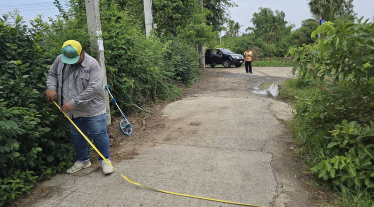 วันที่ 29 เมษายน 2568 นางสาวพัทธ์ธีรา ศิริทรัพย์ รองปลัดเทศบาล รักษาราชการแทน ปลัดเทศบาล ปฏิบัติหน้าที่ นายกเทศมนตรีตำบลตลาดแค มอบหมายให้เจ้าหน้าที่เทศบาลตำบลตลาดแค  สำรวจพื้นที่ก่อนดำเนินการโครงการก่อสร้างถนน คสล. เชื่อมต่อจากถนนหลังฝายทางลงบ้านนายประเสริฐ ประวัติกลาง ตำบลธารปราสาท อำเภอโนนสูง จังหวัดนครราชสีมา