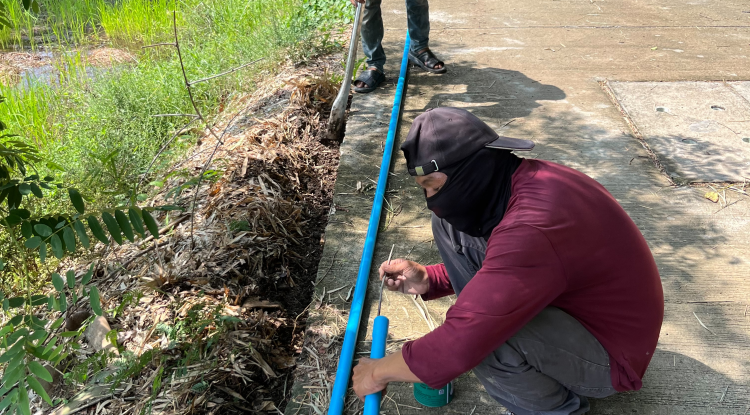 วันที่ 29 เมษายน 2568 นางสาวพัทธ์ธีรา ศิริทรัพย์ รองปลัดเทศบาล รักษาราชการแทน ปลัดเทศบาลตำบลตลาดแค ปฏิบัติหน้าที่ นายกเทศมนตรีตำบลตลาดแค มอบหมายให้เจ้าหน้าที่เทศบาลตำบลตลาดแค  ดำเนินการติดตั้งมิเตอร์น้ำ บริเวณชุมชนตะขบ  อำเภอโนนสูง จังหวัดนครราชสีมา