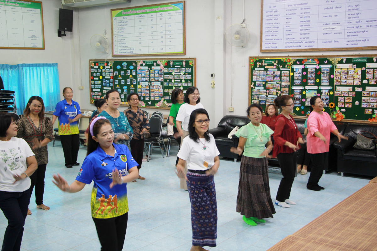 วันที่ 18 มิถุนายน 2568 คณะมนุษยศาสตร์และสังคมศาสตร์มหาวิทยาลัยราชภัฎนครราชสีมา ร่วมกับเทศบาลตำบลตลาดแค จัดกิจกรรมซ้อมท่ารำ “รำโทน อัตลักษณ์ตลาดแค“ ให้กับชมรมผู้สูงอายุและชมรมแอโรบิกเพื่อสุขภาพ 5D บ้านสำโรงหมู่ที่ 1 ณ ห้องประชุมเทศบาลตำบลตลาดแค อำเภอโนนสูง จังหวัดนครราชสีมา