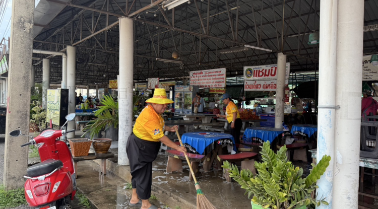 วันที่ 16 พฤษภาคม 2568 นางสาวพัทธ์ธีรา ศิริทรัพย์ รองปลัดเทศบาล รักษาราชการแทนปลัดเทศบาล ปฏิบัติหน้าที่ นายกเทศมนตรีตำบลตลาดแค มอบหมายให้เจ้าหน้าที่เทศบาลตำบลตลาดแค ดำเนินการล้างทำความสะอาดตลาดและร้านค้าหน้าเทศบาลตำบลตลาดแค ตำบลธารปราสาท อำเภอโนนสูง จังหวัดนครราชสีมา