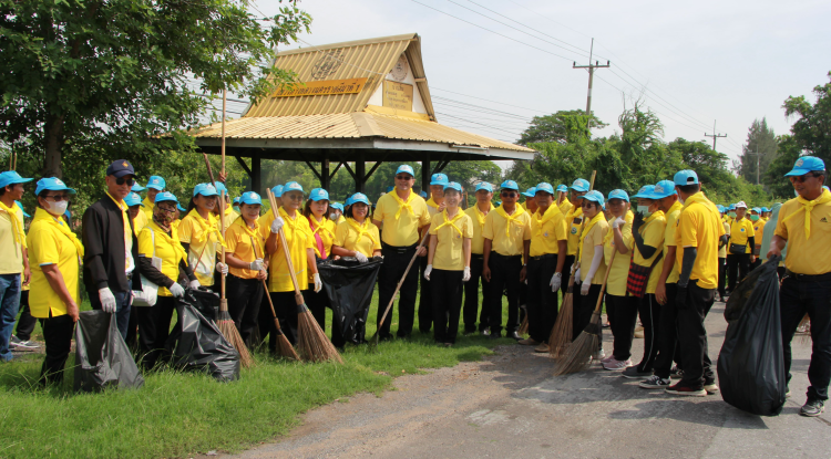 วันที่ 23 พฤษภาคม 2568 นางสาวพัทธ์ธีรา ศิริทรัพย์ รองปลัดเทศบาล รักษาราชการแทน ปลัดเทศบาล ปฏิบัติหน้าที่นายกเทศมนตรีตำบลตลาดแค พร้อมด้วยพนักงานเทศบาลตำบลตลาดแค ร่วมกิจกรรมโคราชเมืองสะอาด ประจำปี 2568 โดยกำหนดกิจกรรมทำความสะอาดพัฒนาปรับปรุงภูมิทัศน์ เก็บขยะ ตัดหญ้าและตัดต้นไม้ที่ล้ำพื้นที่ท่างหลวง 