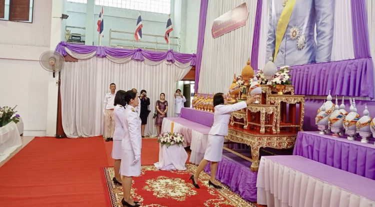 วันที่ 3 มิถุนายน 2568 นายกเทศมนตรีตำบลตลาดแค มอบหมายให้ นางสุรัชดา ตันตระกูล ผู้อำนวยการกองยุทธศาสตร์และงบประมาณ  พร้อมด้วยเจ้าหน้าที่สังกัดกองยุทธศาสตร์และงบประมาณ  และเจ้าหน้าที่หน่วยตรวจสอบภายใน ร่วมพิธีถวายเครื่องราชสักการะและวางพานพุ่ม และพิธีจุดเทียนถวายพระพรชัยมงคล เนื่องในโอกาสวันเฉลิมพระชนมพรรษา สมเด็จพระนางเจ้าสุทิดา พัชรสุธาพิมลลักษณ พระบรมราชินี 3 มิถุนายน 2568