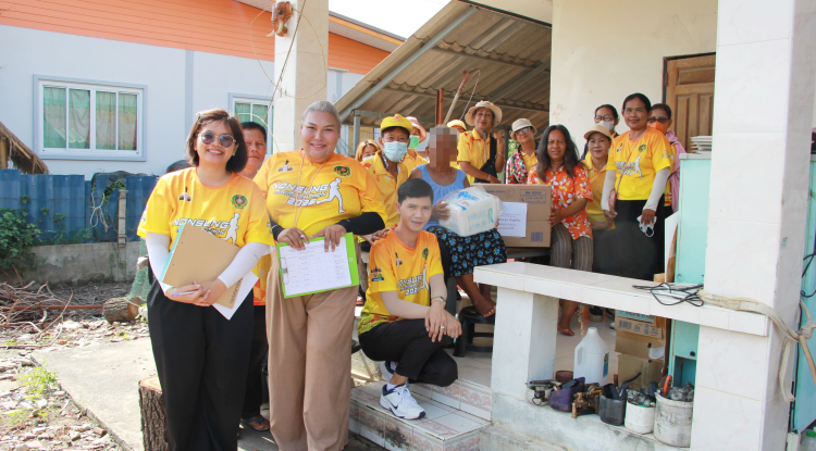 วันที่ 6 มิถุนายน 2568 นางสาวพัทธ์ธีรา ศิริทรัพย์ รองปลัดเทศบาล รักษาราชการแทน ปลัดเทศบาล ปฏิบัติหน้าที่ นายกเทศมนตรีตำบลตลาดแค พร้อมด้วยเจ้าหน้าที่กองสาธารณสุขและสิ่งแวดล้อมและผู้ช่วยเหลือดูแลผู้มีภาวะพึ่งพิง  ลงพื้นที่เยี่ยมให้กำลังใจและมอบผลิตภัณฑ์ผ้าอ้อมผู้ใหญ่ แผ่นรองซึมซับให้กับผู้มีภาวะพึ่งพิง ตามชุดสิทธิประโยชน์ สปสช. 