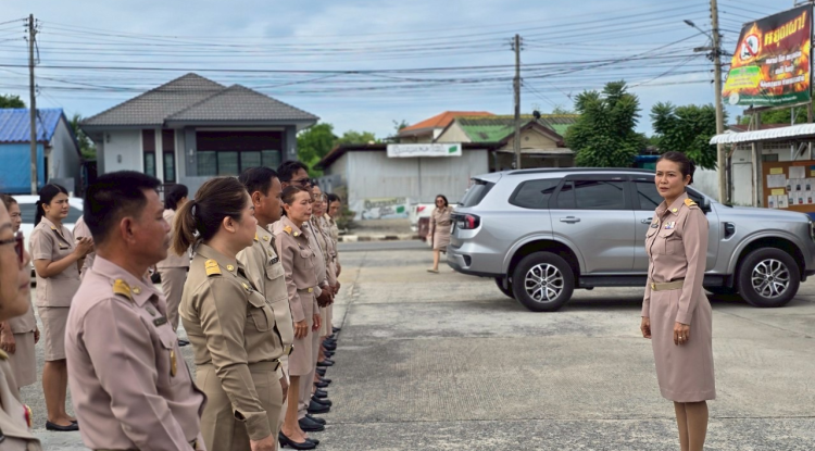 วันที่ 16 มิถุนายน  2568  เทศบาลตำบลตลาดแค นำโดยนางสาวบรรจง เพ็ชรพิมาย  นายกเทศมนตรีตำบลตลาดแค  พร้อมด้วยคณะผู้บริหาร  สมาชิกสภาเทศบาล  ￼พนักงานเทศบาล  ลูกจ้างประจำ และพนักงานจ้าง ร่วมกิจกรรมเข้าแถวเคารพธงชาติ บริเวณหน้าเสาธง ณ บริเวณหน้าสำนักงานเทศบาลตำบลตลาดแค  เพื่อเสริมสร้างคุณธรรม จริยธรรม ความรักสามัคคี ระเบียบวินัย