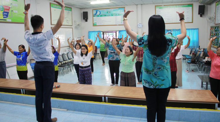 วันที่ 18 มิถุนายน 2568 คณะมนุษยศาสตร์และสังคมศาสตร์มหาวิทยาลัยราชภัฎนครราชสีมา ร่วมกับเทศบาลตำบลตลาดแค จัดกิจกรรมซ้อมท่ารำ “รำโทน อัตลักษณ์ตลาดแค“ ให้กับชมรมผู้สูงอายุและชมรมแอโรบิกเพื่อสุขภาพ 5D บ้านสำโรงหมู่ที่ 1 ณ ห้องประชุมเทศบาลตำบลตลาดแค อำเภอโนนสูง จังหวัดนครราชสีมา