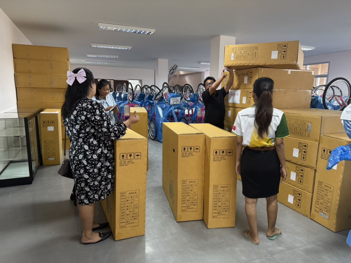 วันที่ 2 กรกฎาคม 2568 นางสาวบรรจง เพ็ชรพิมาย นายกเทศมนตรีตำบลตลาดแค พร้อมด้วย นายเสนอ เพ็ชรแท้ รองนายกเทศนตรีตำบลตลาดแค และเจ้าหน้าที่เทศบาลตำบลตลาดแค รับมอบรถเข็นนั่ง wheelchair ตามโครงการ จัดหากายอุปกรณ์ สำหรับช่วยเหลือคนพิการ 72,000 ชุด เฉลิมพระเกียรติพระบาทสมเด็จพระเจ้าอยู่หัว โดยได้รับการสนับสนุนจากสนักงานพัฒนาสังคมและความมั่นคงของมนุษย์จังหวัดนครราชสีมา ให้ กับผู้พิการ ในเขตเทศบาลตำบลตลาดแค ต่อไป