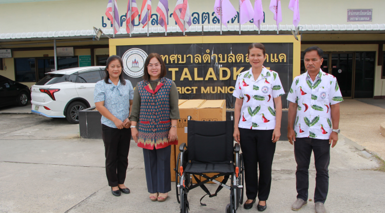 วันที่ 2 กรกฎาคม 2568 นางสาวบรรจง เพ็ชรพิมาย นายกเทศมนตรีตำบลตลาดแค พร้อมด้วย นายเสนอ เพ็ชรแท้ รองนายกเทศนตรีตำบลตลาดแค และเจ้าหน้าที่เทศบาลตำบลตลาดแค รับมอบรถเข็นนั่ง wheelchair ตามโครงการ จัดหากายอุปกรณ์ สำหรับช่วยเหลือคนพิการ 72,000 ชุด เฉลิมพระเกียรติพระบาทสมเด็จพระเจ้าอยู่หัว โดยได้รับการสนับสนุนจากสนักงานพัฒนาสังคมและความมั่นคงของมนุษย์จังหวัดนครราชสีมา ให้ กับผู้พิการ ในเขตเทศบาลตำบลตลาดแค ต่อไป