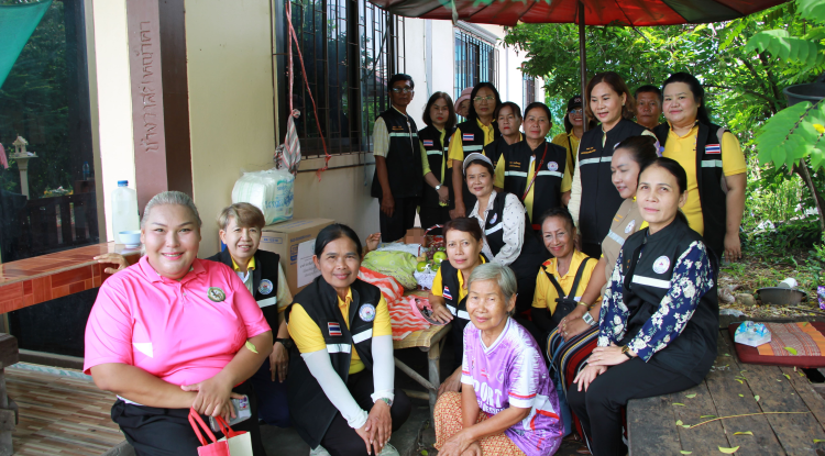 วันที่ 15 กรกฎาคม 2568 นางสาวบรรจง เพ็ชรพิมาย นายกเทศมนตรีตำบลตลาดแค พร้อมด้วยคณะผู้บริหาร สมาชิกสภาเทศบาล เจ้าหน้าที่กองสาธารณสุขและสิ่งแวดล้อมและผู้ช่วยเหลือดูแลผู้มีภาวะพึ่งพิง  ลงพื้นที่เยี่ยมให้กำลังใจและมอบผลิตภัณฑ์ผ้าอ้อมผู้ใหญ่ แผ่นรองซึมซับให้กับผู้มีภาวะพึ่งพิง ตามชุดสิทธิประโยชน์ สปสช. ภายใต้โครงการการจัดบริการดูแลระยะยาวสำหรับผู้สูงอายุที่มีภาวะพึ่งพิงและบุคคลอื่นที่มีภาวะพึ่งพิง (Long Term Care) ภายในเขตเทศบาลตำบลตลาดแค