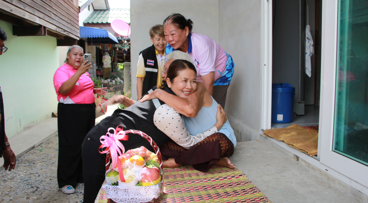 วันที่ 15 กรกฎาคม 2568 นางสาวบรรจง เพ็ชรพิมาย นายกเทศมนตรีตำบลตลาดแค พร้อมด้วยคณะผู้บริหาร สมาชิกสภาเทศบาล เจ้าหน้าที่เทศบาลตำบลตลาดแค และผู้ช่วยเหลือดูแลผู้มีภาวะพึ่งพิง ลงพื้นที่เยี่ยมให้กำลังใจผู้สูงอายุ ผู้ป่วยติดเตียง พร้อมมอบกระเช้าผลไม้ เพื่อสร้างขวัญกำลังใจแก่ผู้สูงอายุ ในการดำเนินชีวิตต่อไปอย่างมีความสุข ภายในเขตเทศบาลตำบลตลาดแค อำเภอโนนสูง จังหวัดนครราชสีมา